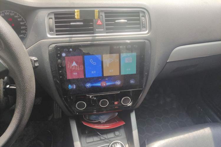 Used Volkswagen Sagitar 2012 1.6L Manual Comfort Model Audio And AC Panel