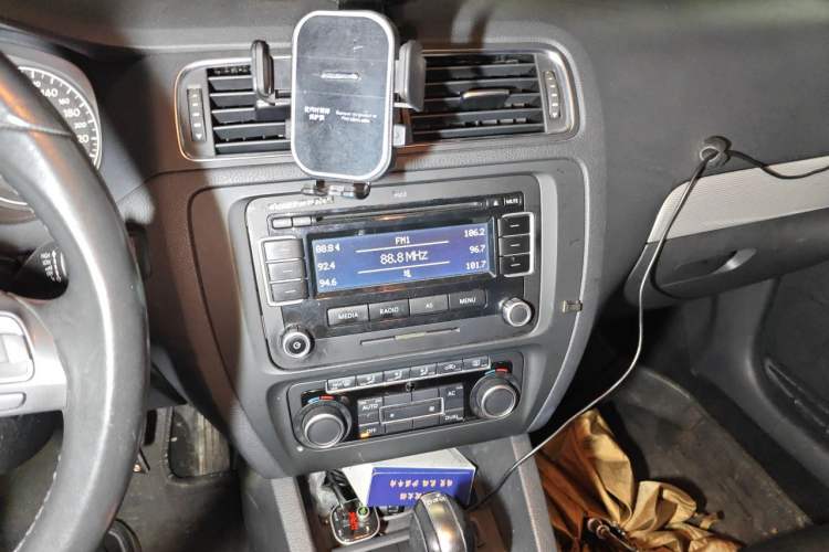 Used Volkswagen Sagitar 2012 1.4TSI Automatic Luxury Edition Audio And AC Panel