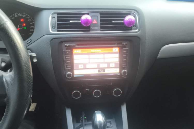 Used Volkswagen Sagitar 2012 1.6L Automatic Comfort Edition Audio And AC Panel