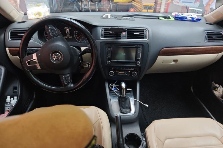 Used Volkswagen Sagitar 2012 1.8TSI Automatic Flagship Edition Center Console