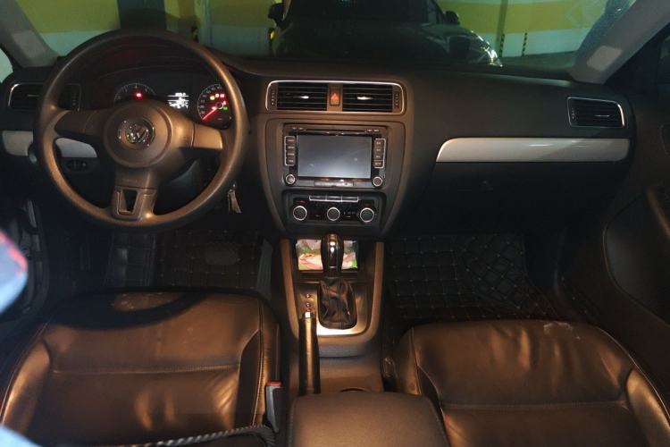 Used Volkswagen Sagitar 2012 1.6L Automatic Comfort Edition Center Console