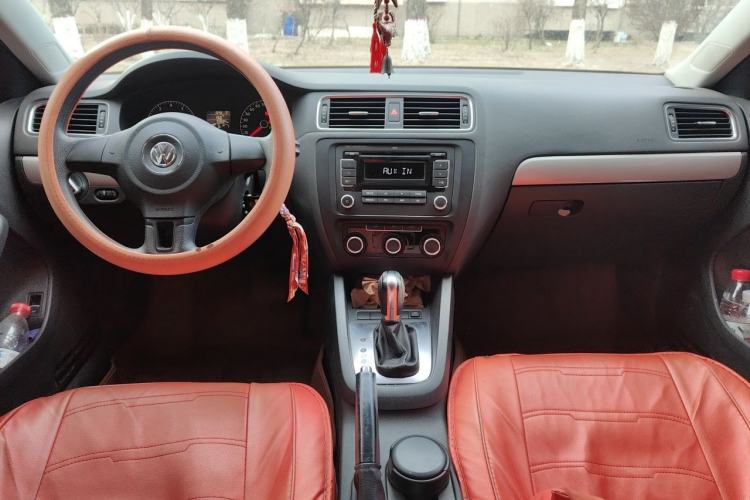 Used Volkswagen Sagitar 2012 1.6L Automatic Comfort Edition Center Console