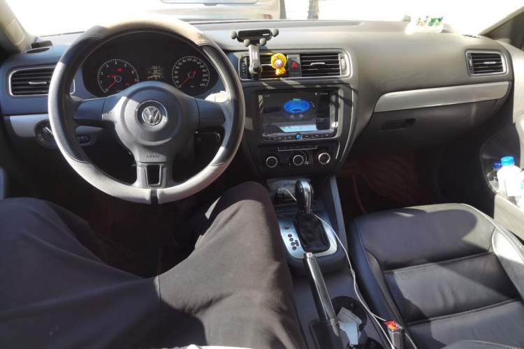 Used Volkswagen Sagitar 2012 1.6L Automatic Comfort Edition Center Console