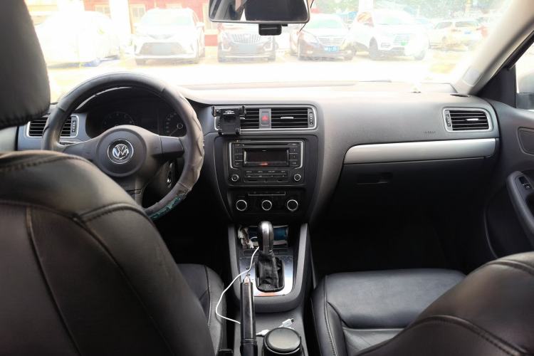Used Volkswagen Sagitar 2012 1.6L Automatic Comfort Edition Center Console