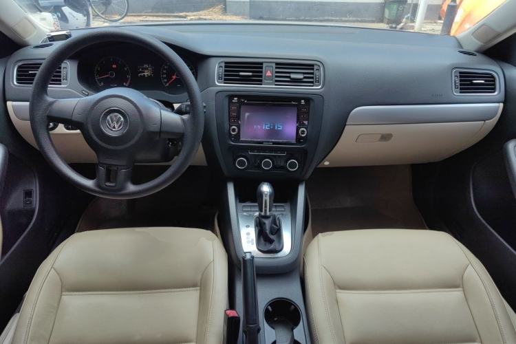 Used Volkswagen Sagitar 2012 1.6L Automatic Comfort Edition Center Console