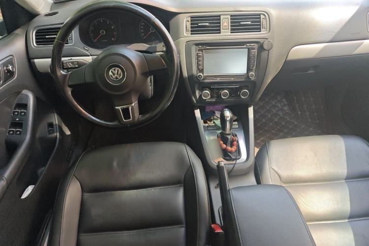 Used Volkswagen Sagitar 2012 1.6L Automatic Comfort Edition Center Console
