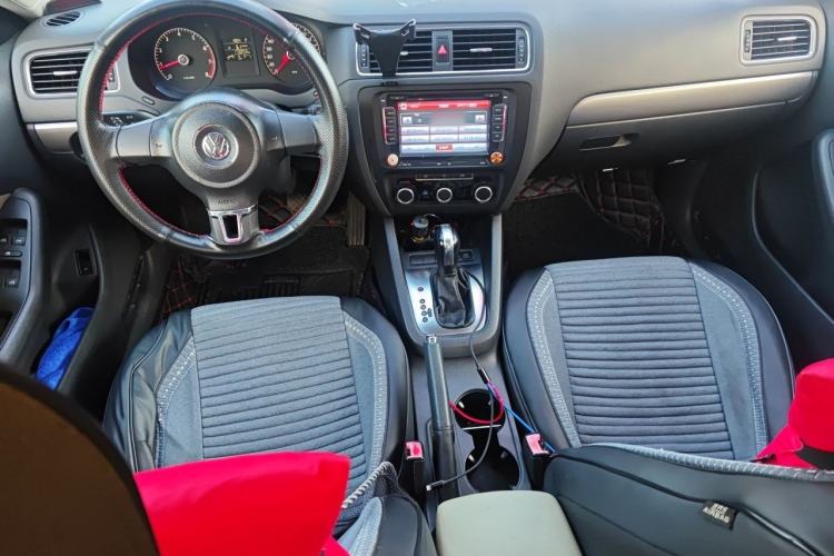Used Volkswagen Sagitar 2012 1.6L Automatic Fashion Edition Center Console