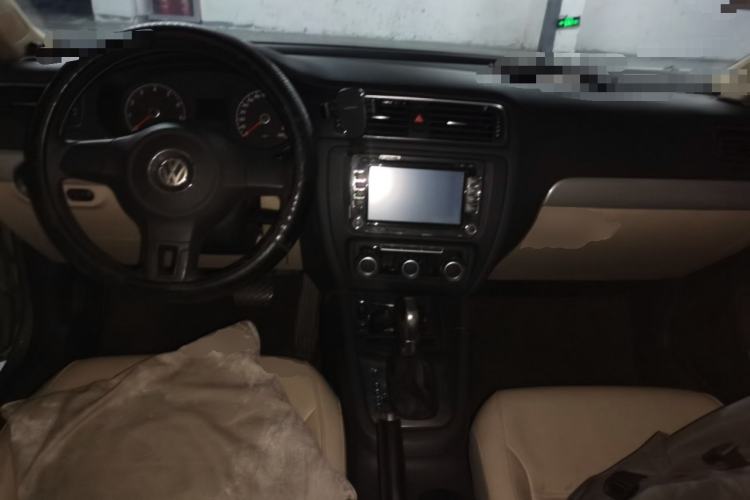 Used Volkswagen Sagitar 2012 1.6L Automatic Comfort Edition Center Console
