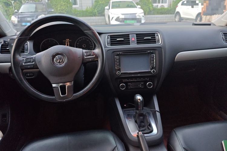 Used Volkswagen Sagitar 2012 1.4TSI Automatic Luxury Edition Center Console