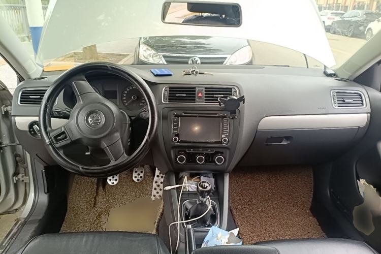 Used Volkswagen Sagitar 2012 1.6L Manual Comfort Model Center Console