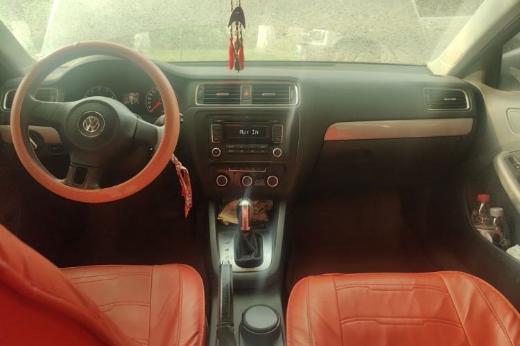 Used Volkswagen Sagitar 2012 1.6L Automatic Comfort Edition Center Console