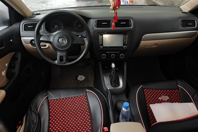 Used Volkswagen Sagitar 2012 1.6L Automatic Comfort Edition Center Console