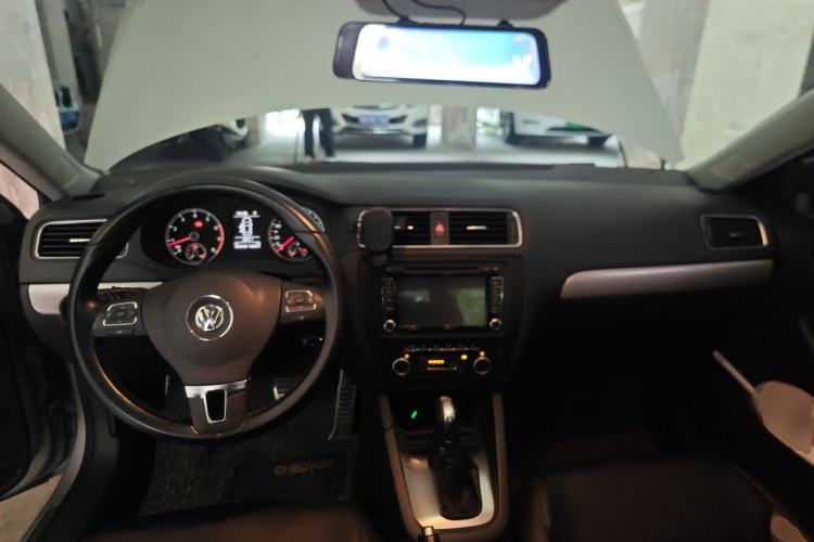 Used Volkswagen Sagitar 2012 1.4TSI Automatic Luxury Edition Center Console