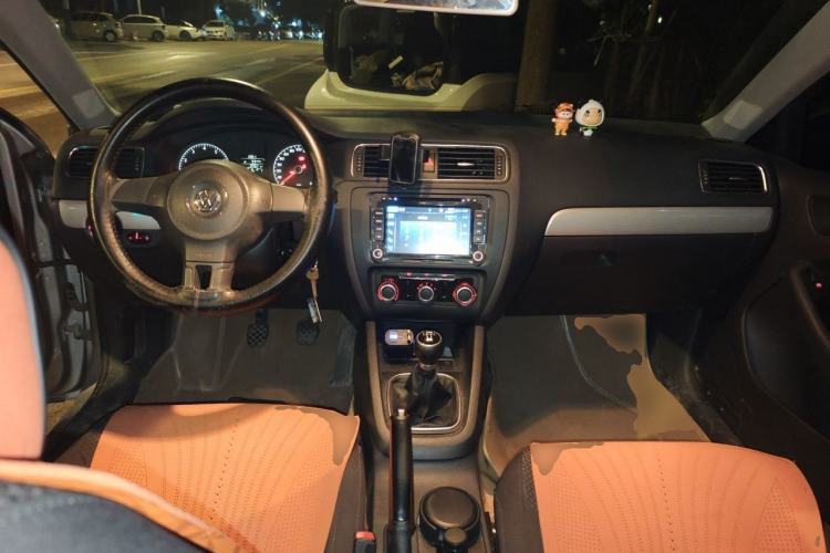 Used Volkswagen Sagitar 2012 1.6L Manual Fashion Edition Center Console