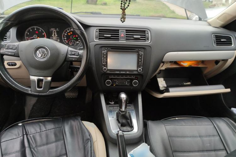 Used Volkswagen Sagitar 2012 1.4TSI Automatic Luxury Edition Center Console