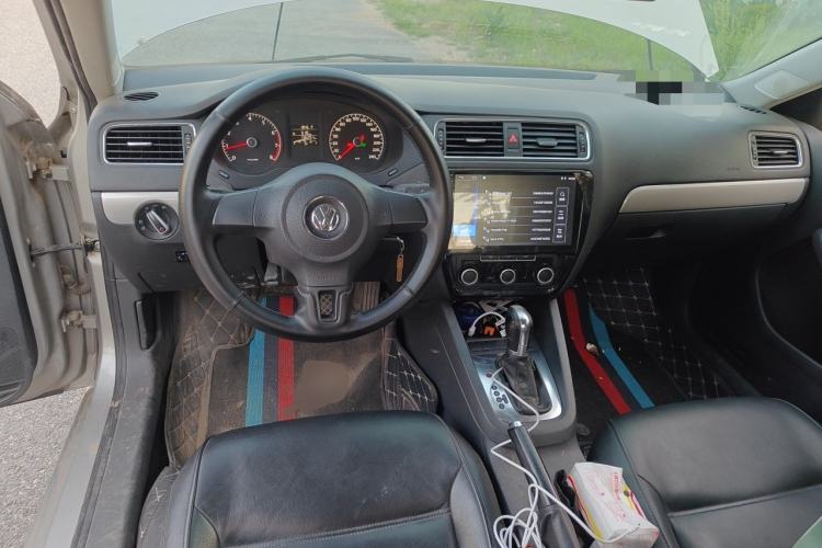 Used Volkswagen Sagitar 2012 1.6L Automatic Comfort Edition Center Console