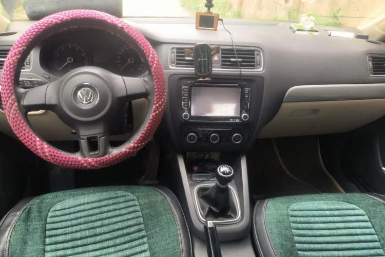Used Volkswagen Sagitar 2012 1.6L Manual Comfort Model Center Console