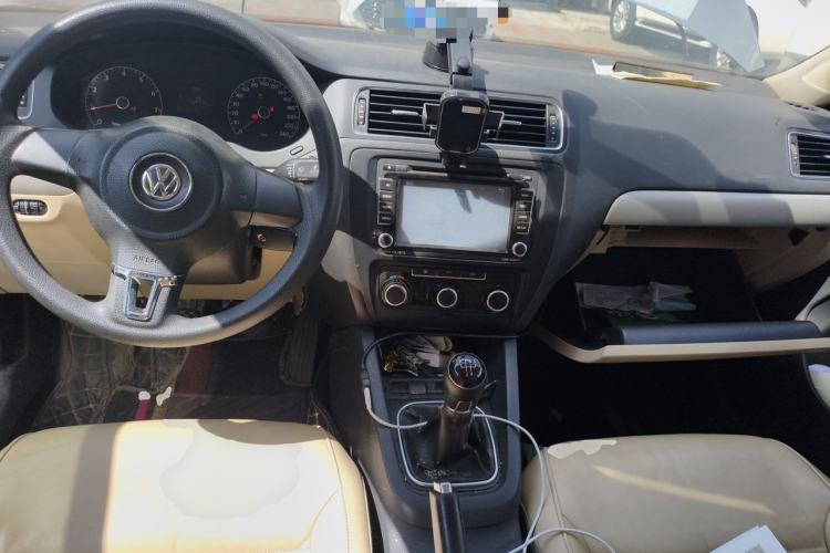 Used Volkswagen Sagitar 2012 1.6L Manual Comfort Model Center Console