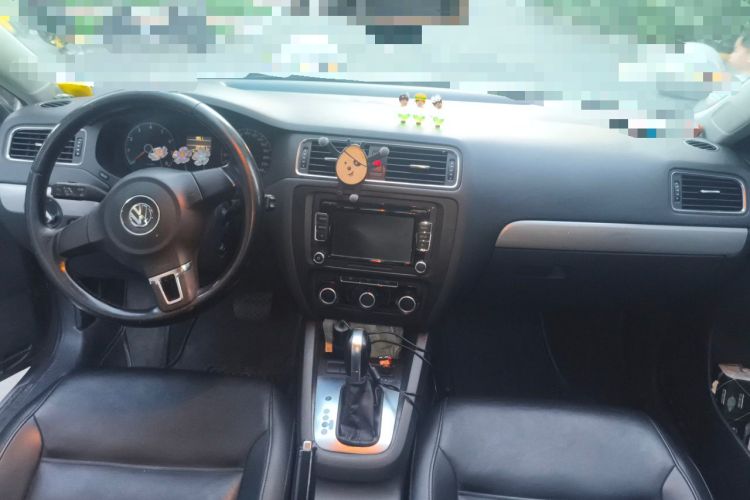 Used Volkswagen Sagitar 2012 1.6L Automatic Comfort Edition Center Console
