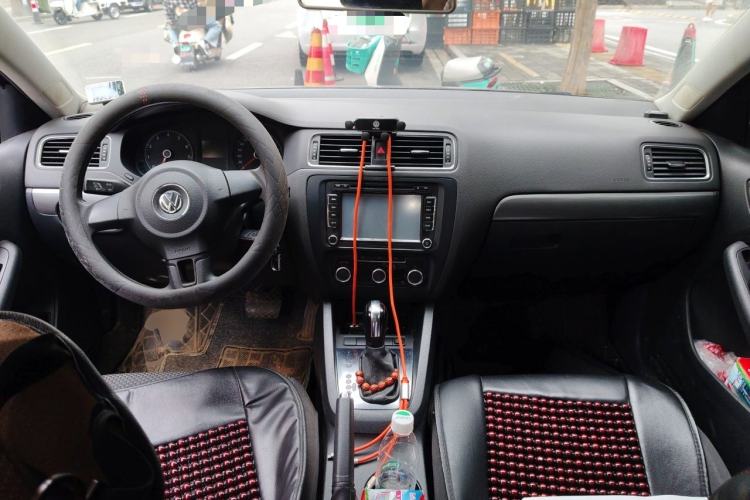 Used Volkswagen Sagitar 2012 1.6L Automatic Fashion Edition Center Console