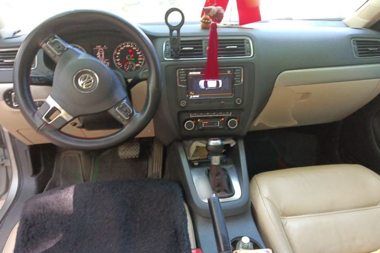 Used Volkswagen Sagitar 2012 1.4TSI Automatic Luxury Edition Center Console