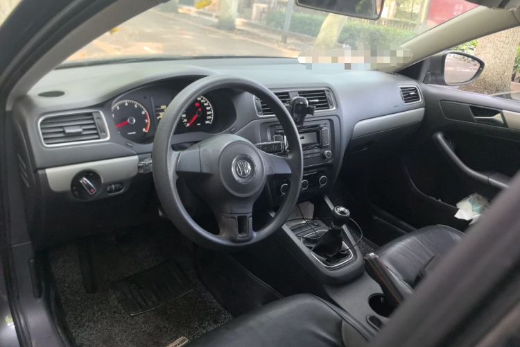 Used Volkswagen Sagitar 2012 1.6L Manual Comfort Model Center Console