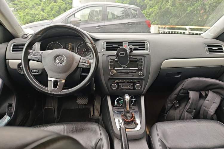 Used Volkswagen Sagitar 2012 1.4TSI Automatic Luxury Edition Center Console