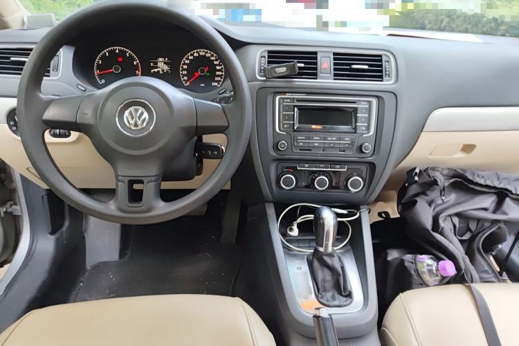 Used Volkswagen Sagitar 2012 1.6L Automatic Comfort Edition Center Console