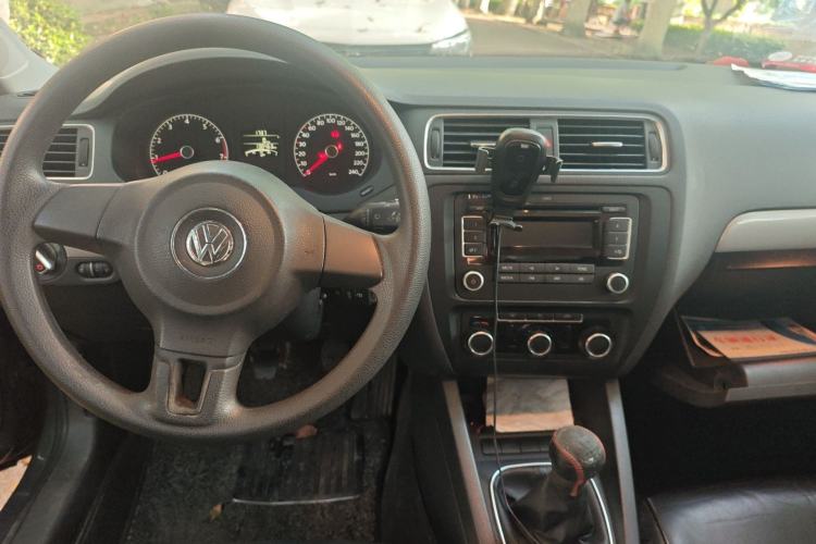 Used Volkswagen Sagitar 2012 1.6L Manual Comfort Model Center Console