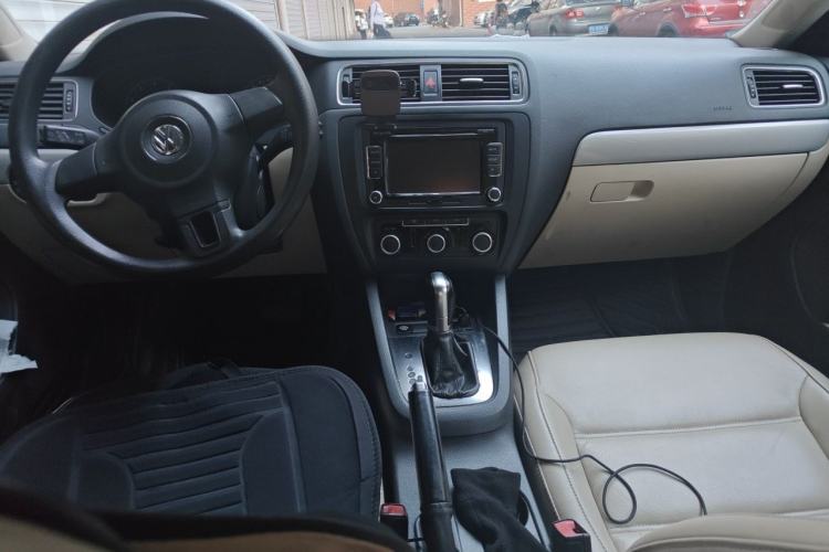 Used Volkswagen Sagitar 2012 1.6L Automatic Comfort Edition Center Console