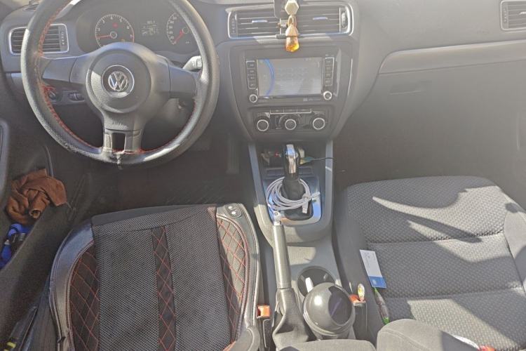 Used Volkswagen Sagitar 2012 1.6L Automatic Fashion Edition Center Console
