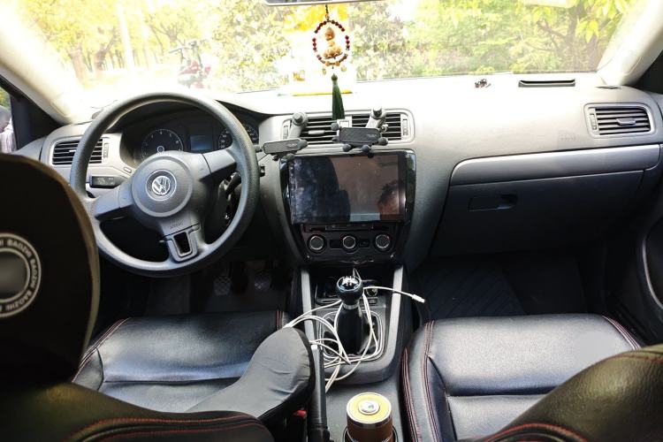 Used Volkswagen Sagitar 2012 1.6L Manual Fashion Edition Center Console