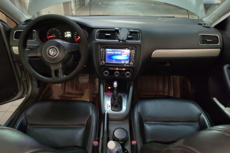 Used Volkswagen Sagitar 2012 1.6L Automatic Comfort Edition Center Console