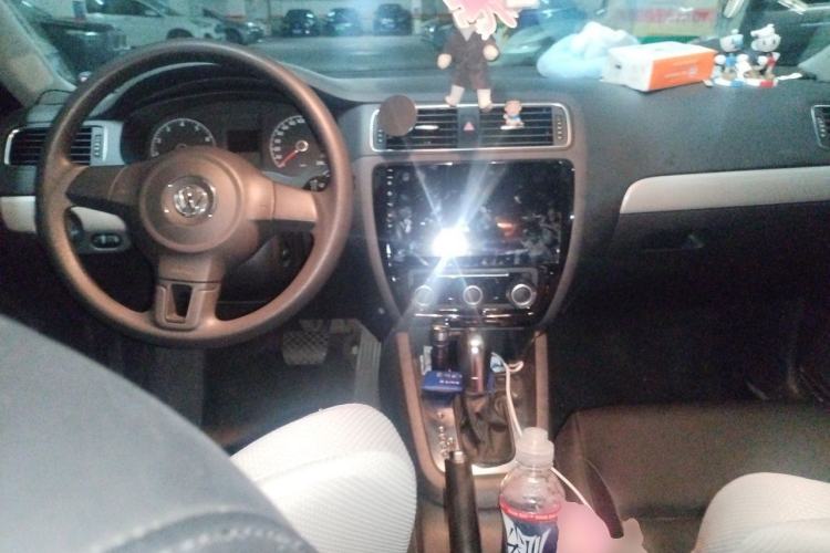 Used Volkswagen Sagitar 2012 1.6L Automatic Comfort Edition Center Console