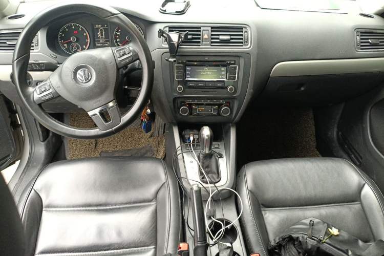 Used Volkswagen Sagitar 2012 1.4TSI Automatic Luxury Edition Center Console