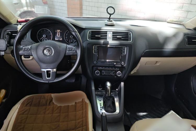 Used Volkswagen Sagitar 2012 1.4TSI Automatic Luxury Edition Center Console