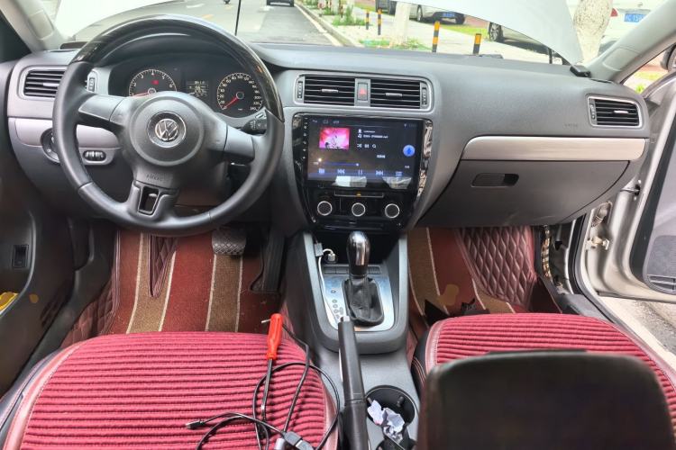 Used Volkswagen Sagitar 2012 1.6L Automatic Fashion Edition Center Console