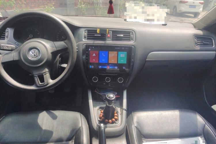 Used Volkswagen Sagitar 2012 1.6L Manual Comfort Model Center Console
