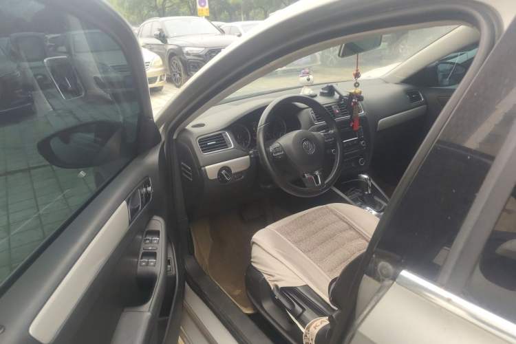 Used Volkswagen Sagitar 2012 1.4TSI Automatic Luxury Edition Driver Seat