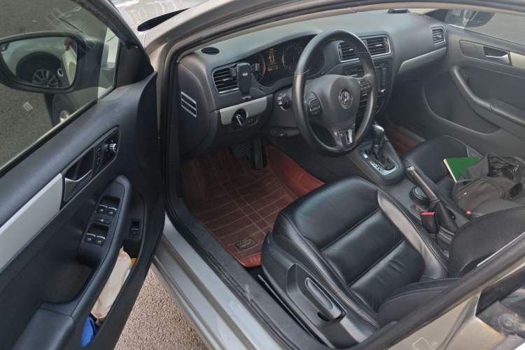 Used Volkswagen Sagitar 2012 1.4TSI Automatic Luxury Edition Driver Seat