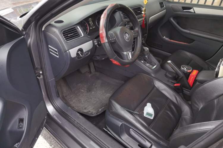 Used Volkswagen Sagitar 2012 1.4TSI Automatic Luxury Edition Driver Seat