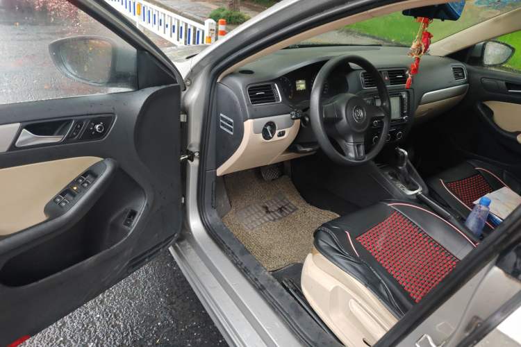 Used Volkswagen Sagitar 2012 1.6L Automatic Comfort Edition Driver Seat