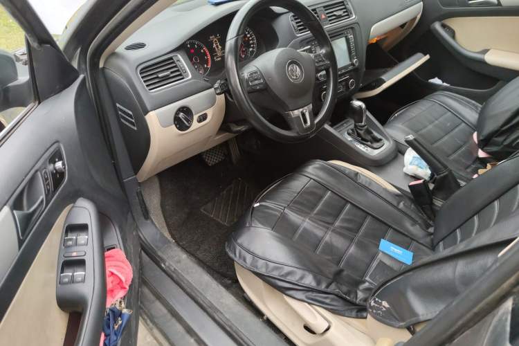 Used Volkswagen Sagitar 2012 1.4TSI Automatic Luxury Edition Driver Seat