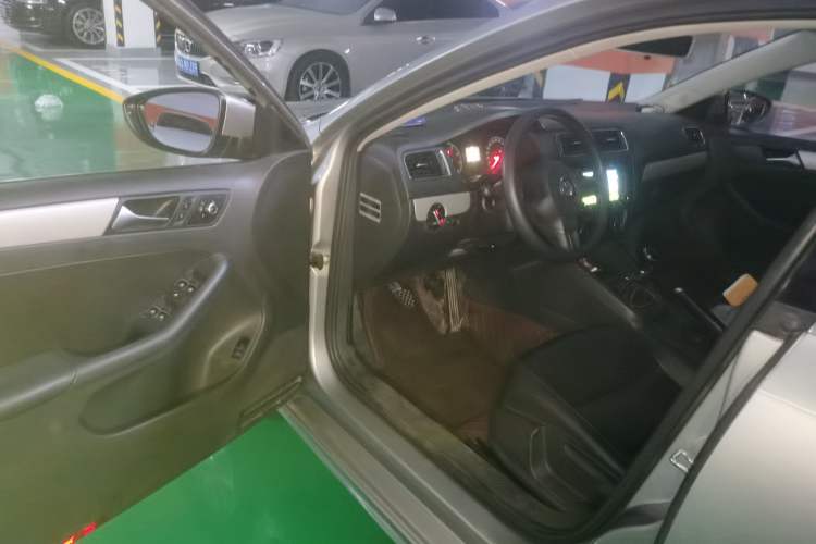 Used Volkswagen Sagitar 2012 1.6L Manual Comfort Model Driver Seat
