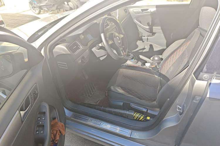 Used Volkswagen Sagitar 2012 1.6L Automatic Fashion Edition Driver Seat