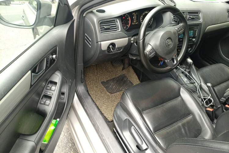 Used Volkswagen Sagitar 2012 1.4TSI Automatic Luxury Edition Driver Seat
