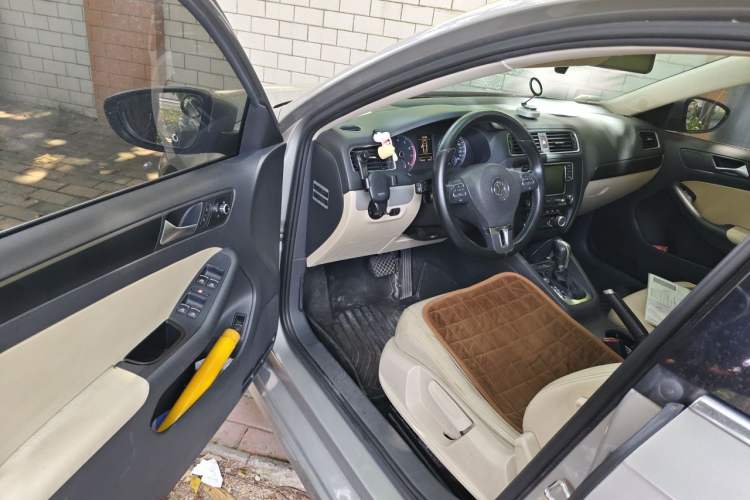 Used Volkswagen Sagitar 2012 1.4TSI Automatic Luxury Edition Driver Seat