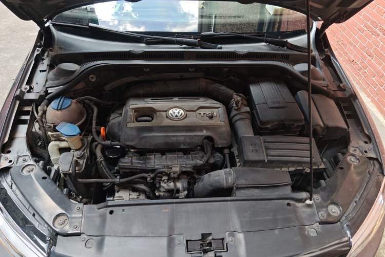 Used Volkswagen Sagitar 2012 1.8TSI Automatic Flagship Edition Engine Bay