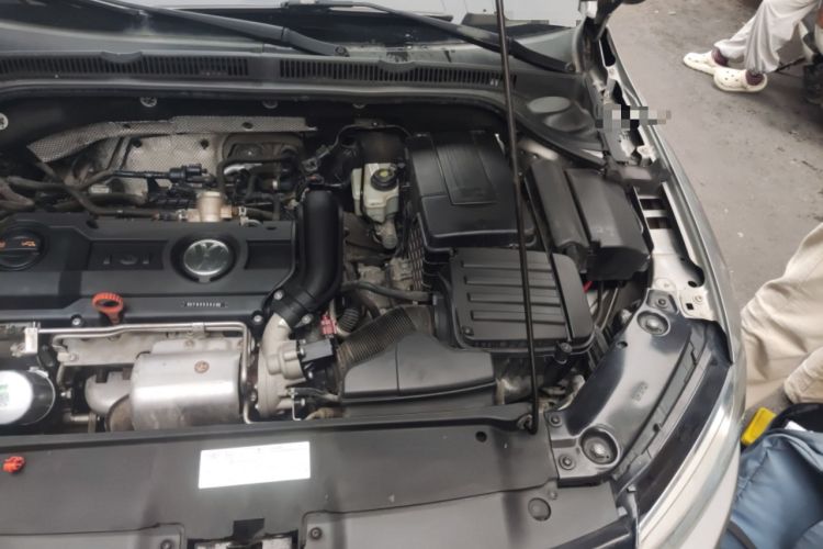 Used Volkswagen Sagitar 2012 1.4TSI Automatic Luxury Edition Engine Bay Left