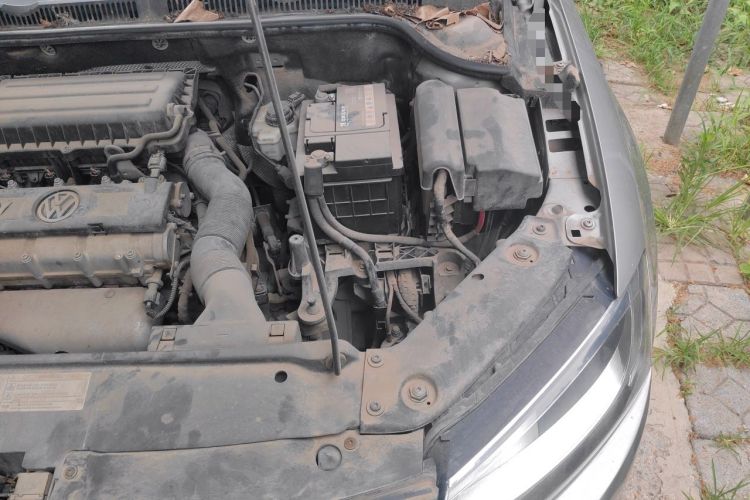 Used Volkswagen Sagitar 2012 1.6L Manual Comfort Model Engine Bay Left
